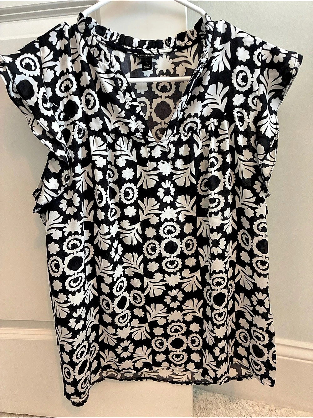 Ann Taylor Floral Blouse in Black & White Size Small Good Condition